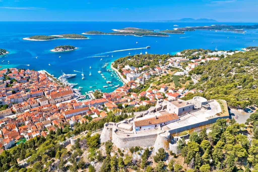 Hvar – gdje Jadran pokazuje svoje najljepše lice Hvar – gdje Jadran pokazuje svoje najljepše lice